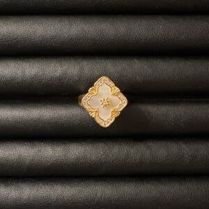 Women’s Gold-Plated Vintage Clover Ring with White Mother-of-Pearl Zircon Adjust